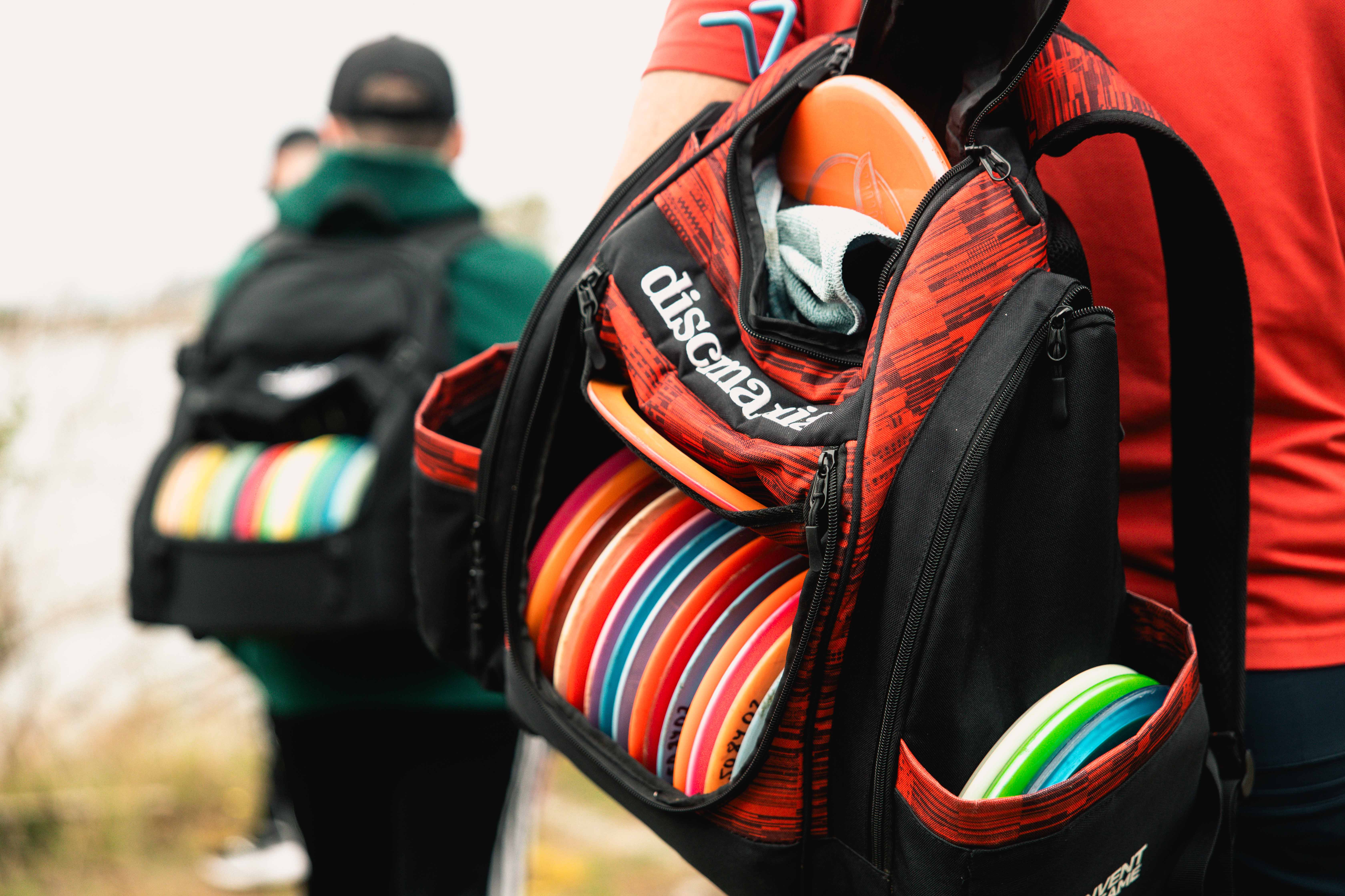 Närbild på ryggsäck med discar