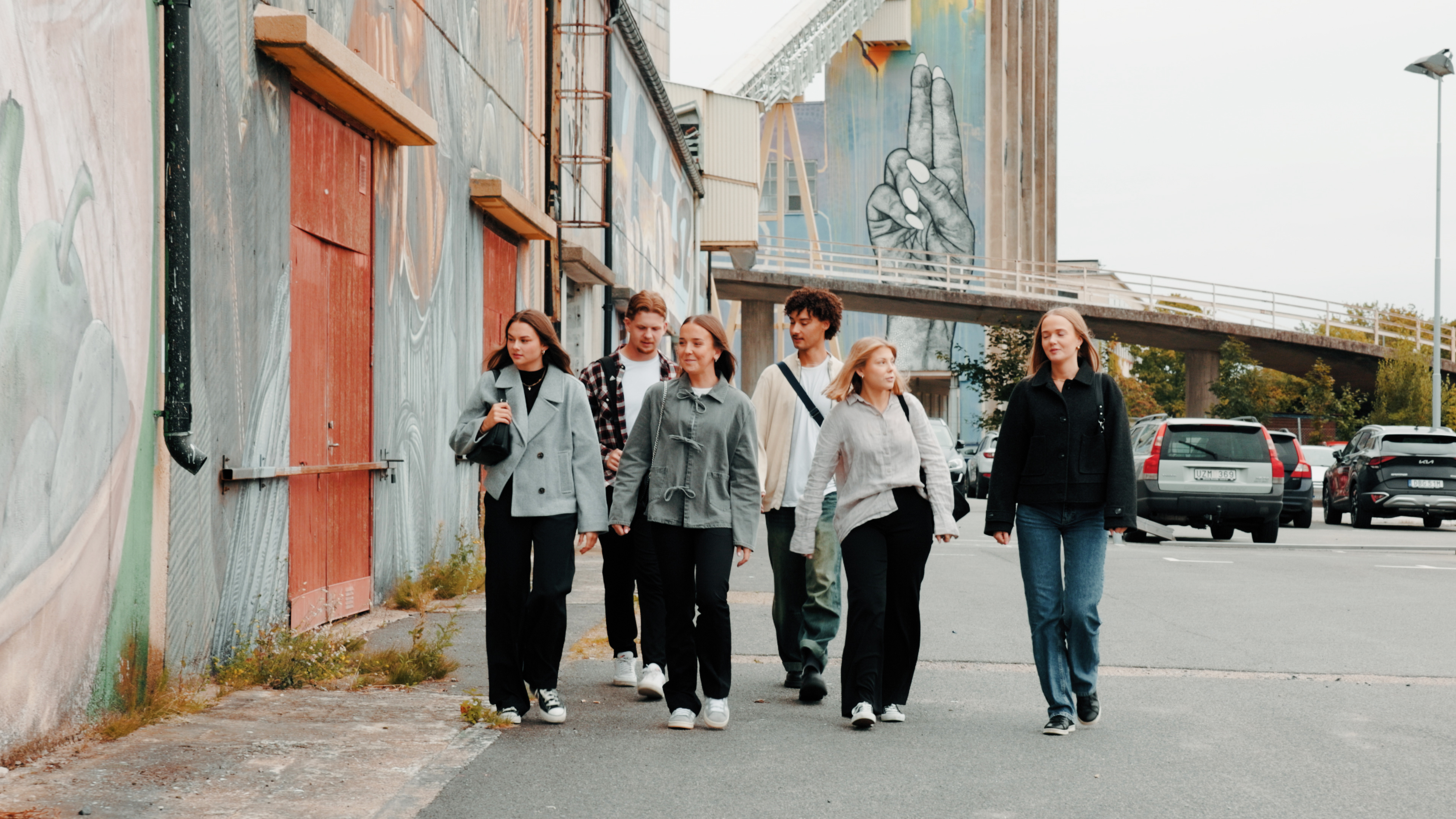 Ungdomar vid industriområde