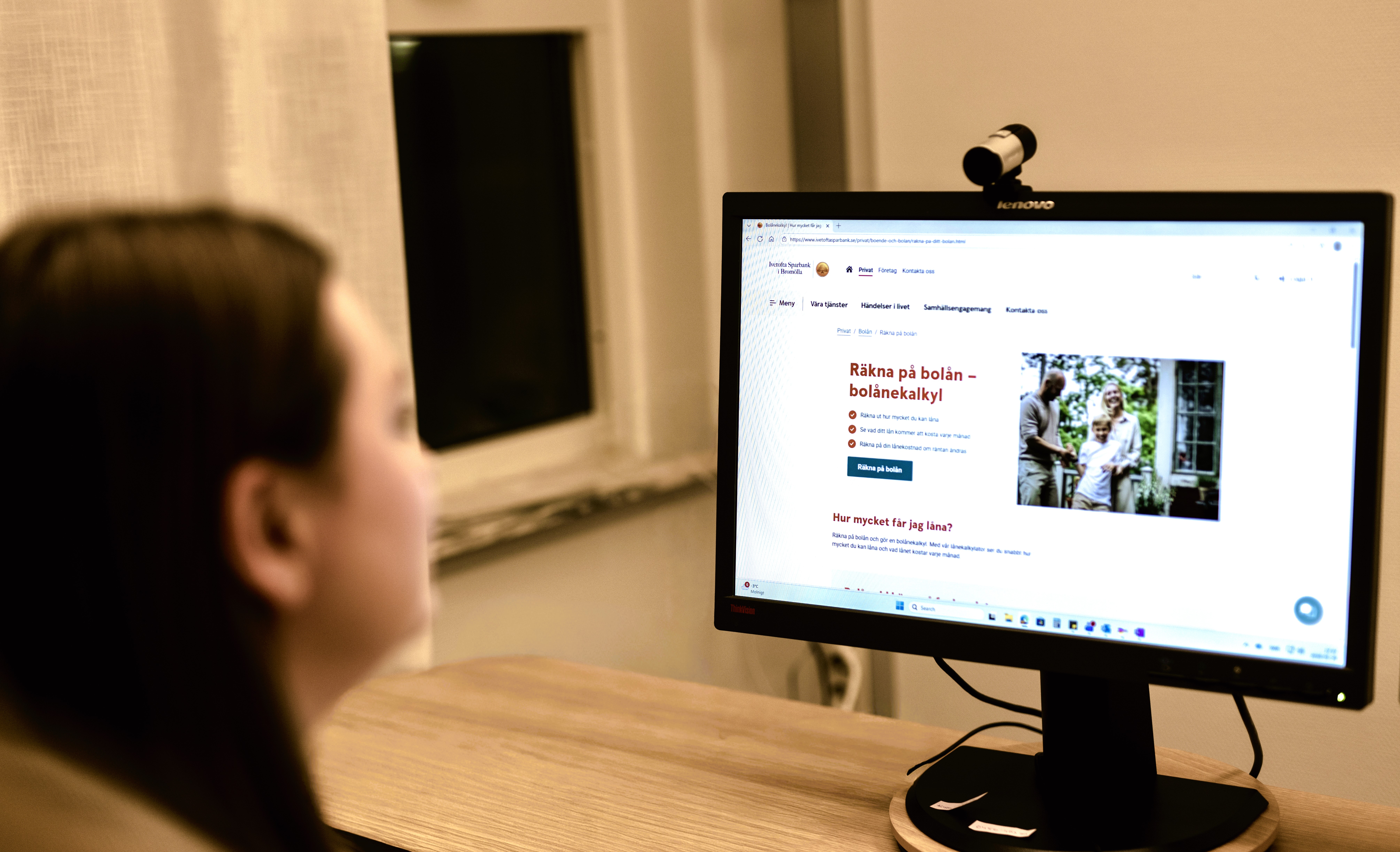 Maja sitter vid sitt skrivbord